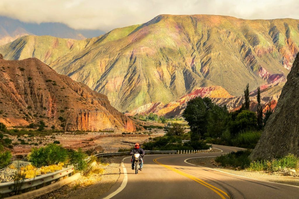 Persona en moto haciendo un viaje