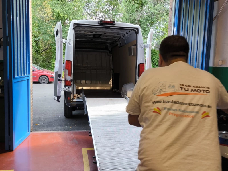 profesional montando moto en furgoneta para enviarla