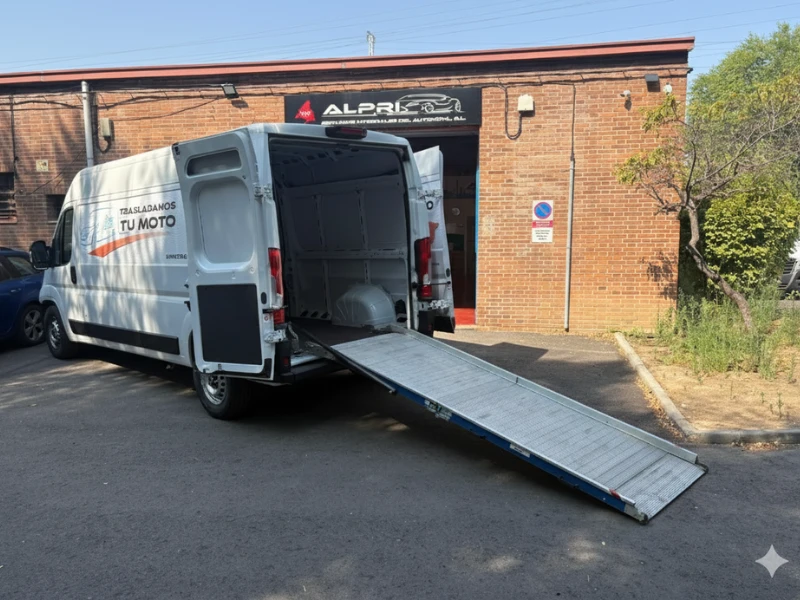 furgoneta con rampa para subir motocicletas